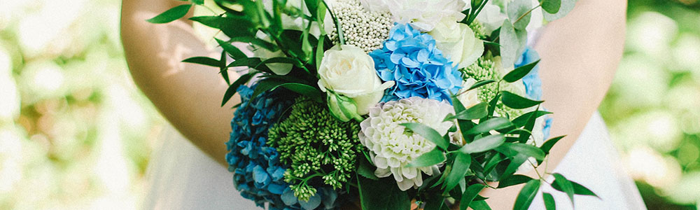Brautstrauß mit weißen und blauen Blumen
